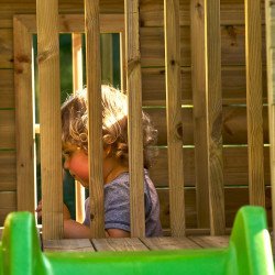 Maisonnette cabane en bois FSC® avec toboggan vert pomme LOFT TP Toys