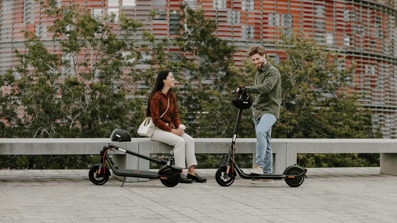 Ninebot KickScooter F2 Plus E +3 Ninebot KickScooter F2 Plus E Référence AA.05.12.02.0003 564,00 € Le prix comprend la TVA (20%) 94,00 € En stock Quantité : 1 Enregistrer ce produit pour plus tard Partagez votre achat avec vos amis Détails du produit La trottinette Ninebot F2 E powered by Segway est parfait pour les trajets quotidiens et les loisirs en plein air. Avec une longue autonomie allant jusqu'à 40 km, vous vivrez une expérience de conduite exceptionnelle à chaque fois. La F2 E est riche en fonctionnalités, elle dispose d'un système de géolocalisation**, vous offre différents aspects tels qu'un double système de freinage, des clignotants avant et arrière intégrés pour des déplacements en toute sécurité, un système de contrôle de la traction (TCS), des pneus améliorés tubeless auto-cicatrisants avec une couche de gelée et plus encore. Grâce à ses fonctions intelligentes et à ses performances élevées, le F2 E rend votre conduite sûre et amusante.