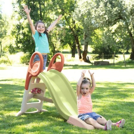 Smoby Life - KS Toboggan : Huiii! Le toboggan est l'une des activités préférées de nombreux enfants sur l'aire de jeux. Avec le toboggan Smoby Life KS, le plaisir de jouer est désormais aussi avec un aspect durable. Toboggan géant avec raccord d'eau : plus grand est toujours mieux en cas de glissement.