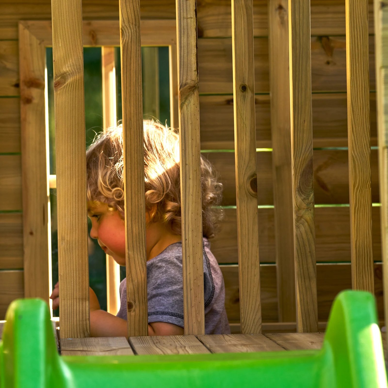 Maisonnette cabane en bois FSC® avec toboggan vert pomme LOFT TP Toys 8 Maisonnette cabane en bois FSC® avec toboggan vert pomme LOFT TP Toys – Image 8